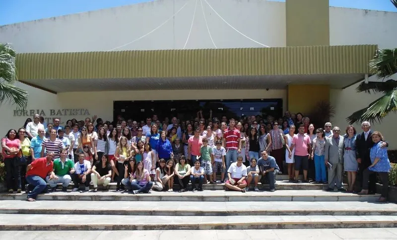 A caminho do centenário da Igreja Batista Betel, em Jaraguá, membros da denominação posam em frente à igreja