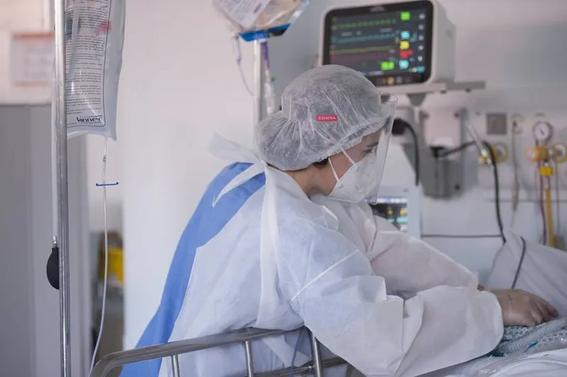 Médica cuida de paciente em leito de UTI de atendimento a infectados com a Covid-19