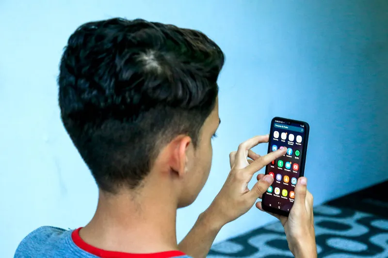 Dados apontam que 99,7% dos moradores dos domicílios com utilização da internet afirmaram ter acessado o serviço através do aparelho telefônico

