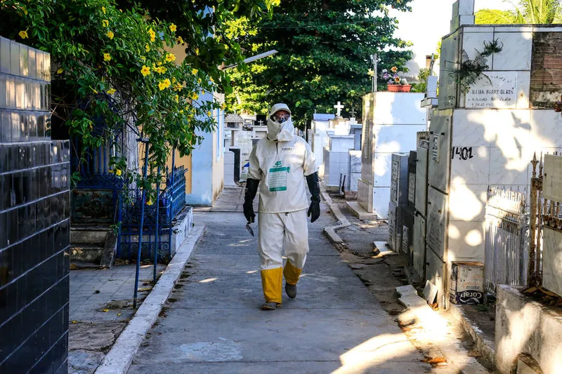 Profissional de cemitério público de Maceió mantém protocolo de segurança durante sepultamentos