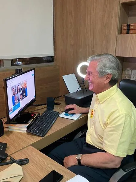Collor procura manter uma interação permanente com os seguidores das suas redes