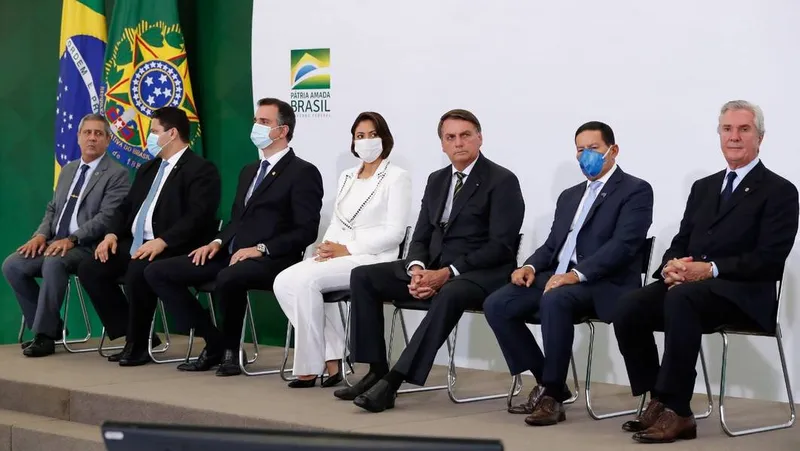 Sugestões apresentadas por Collor, segundo Bolsonaro, foram acolhidas pela equipe econômica do governo, com foco no preço dos combustíveis