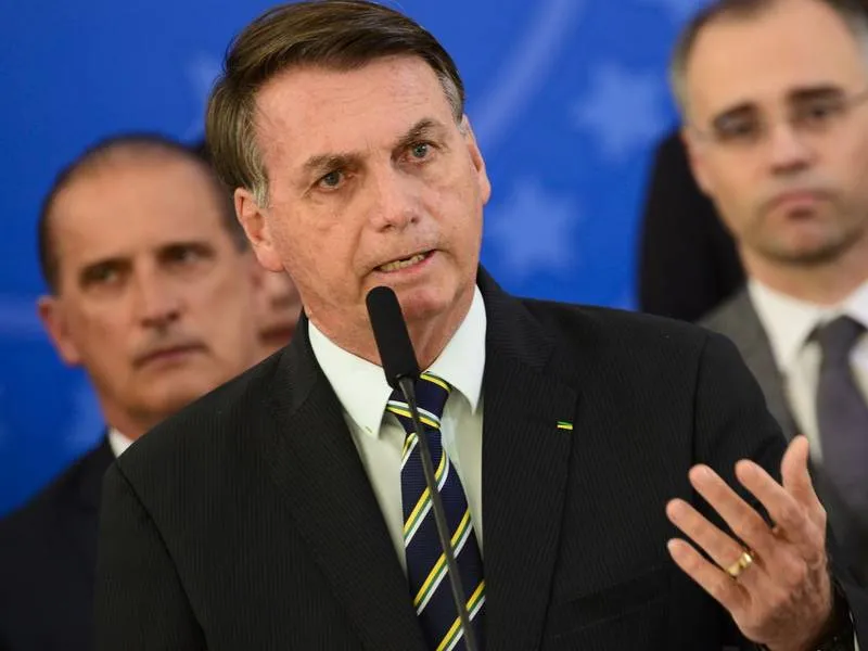 Bolsonaro tenta manter as Forças Armadas mais próximas dele, mas generais zarpam do governo