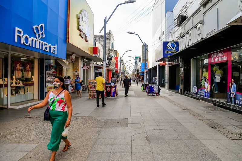 Lojistas retratam pouca movimentação e dizem que ampliaram medidas sanitárias

