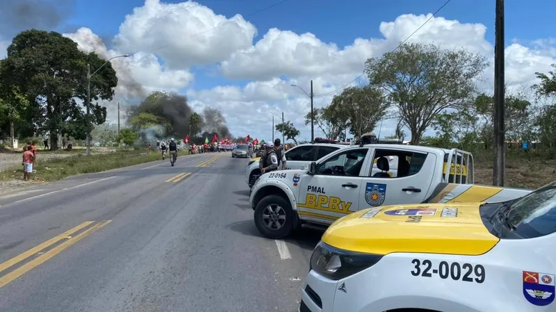 Policiais acompanham protestos de trabalhadores rurais sem terra em Atalaia