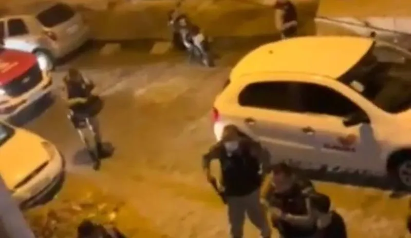 Policiais militares usaram balas de borracha para dispersar convidados de uma festa de aniversário com aglomeração