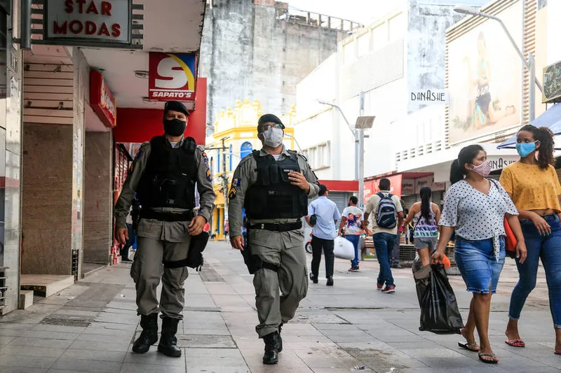 Sem a segurança do trabalho remoto, policiais têm que estar nas ruas para fazer cumprir o decreto sanitário