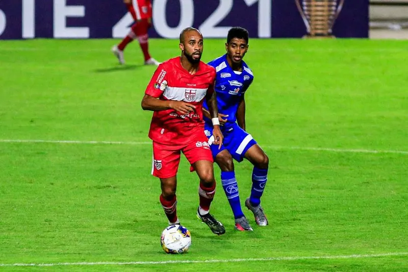 Volante Wesley (esq.) terá o seu retorno ao time do CRB adiado por tempo indeterminado