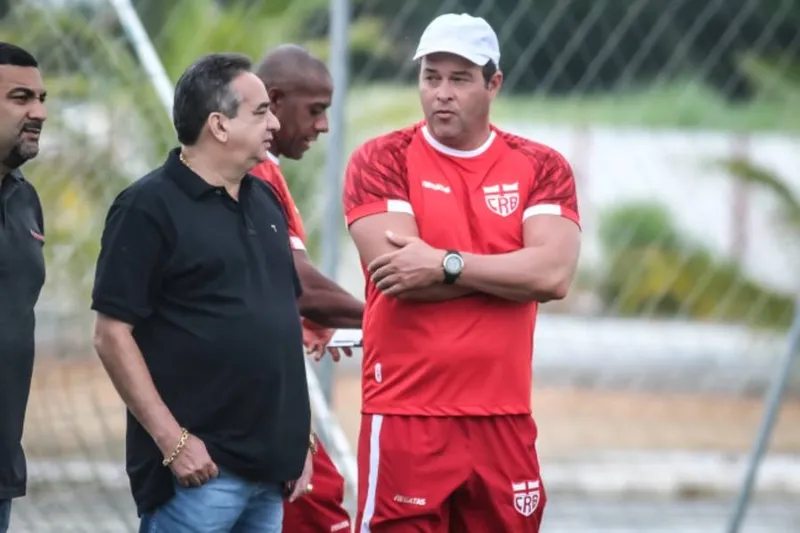 Com a saída de Marcos Barbosa, conselheiros vão se reunir para manter Roberto Fernandes
