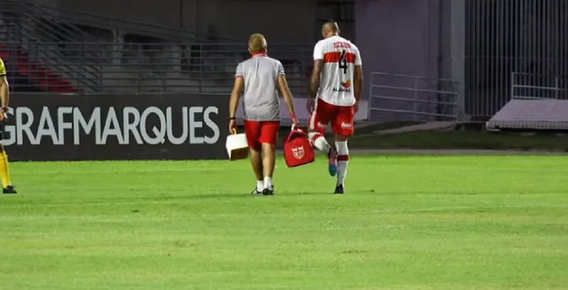 Matheus Stockl saiu sentindo a coxa esquerda na partida contra o CSE e é a 3ª dúvida para o jogo contra o Murici