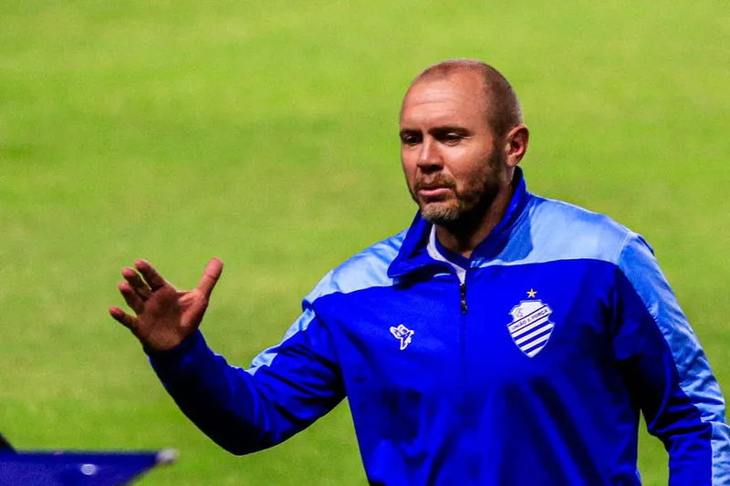 Técnico do CSA, Mozart Santos despertou o interesse do Guarani de Campinas-SP