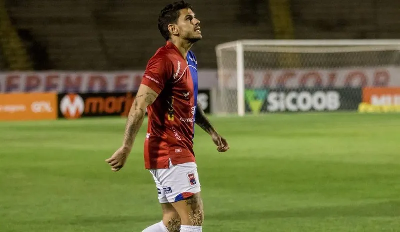 Após a saída de Castán, CSA acertou a contratação de Fabrício (foto), ex-Paraná, para a zaga