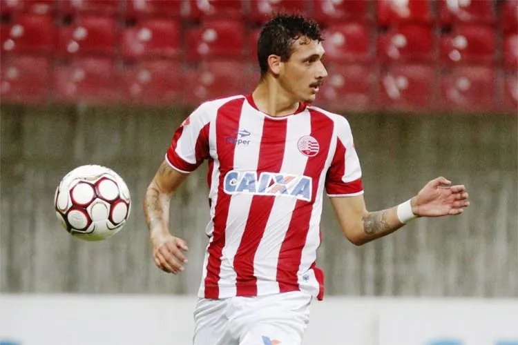 Meia Bruno Mota é o mais novo reforço do CSA para esta temporada; jogador já está com a delegação azulina