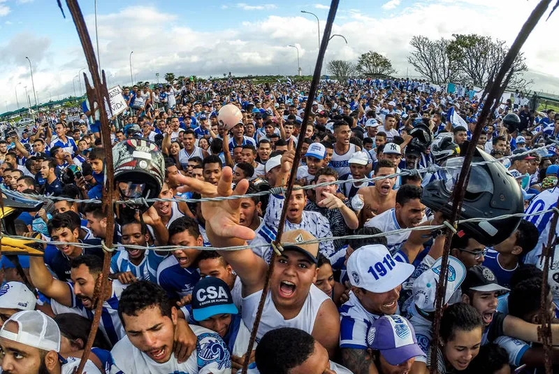 Maceió, 19 de setembro de 2017
A delegação do CSA desembarcou no Aeroporto Internacional Zumbi dos Palmares e foi recebida pela a torcida que lotou as dependência e estacionamentos. Alagoas - Brasil.
Foto: Ailton Cruz