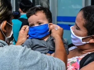 Diante a urgência da pandemia optou-se por começar os estudos das vacinas na população mais vulnerável
