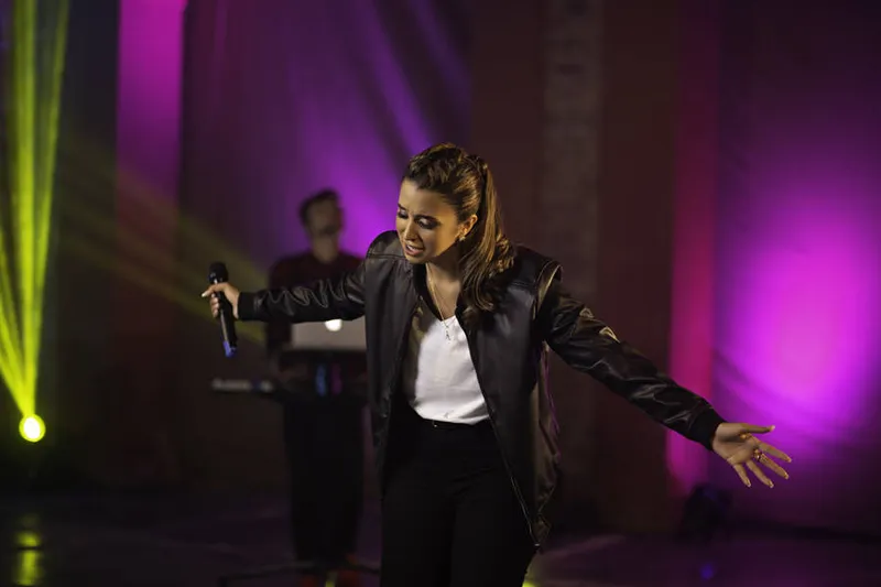 Amanda Souza lançou mais um single de sua autoria, em sua carreira de cantora cristã contemporânea