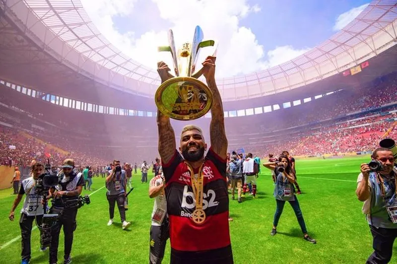 Momento em que Gabigol levanta a taça da Supercopa do Brasil pelo Flamengo no Mané Garrincha em 2020