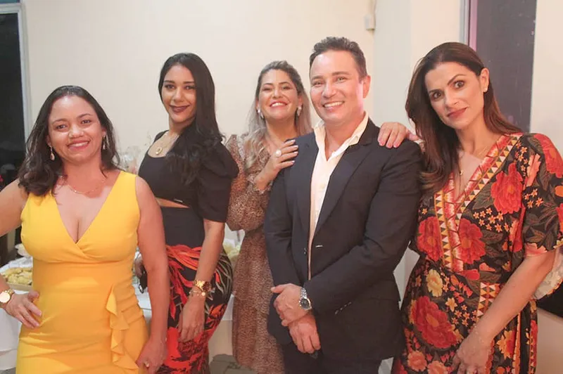 Do staff da Farmaderm, LARISSA d’ÁVILA, EDILMA BINAS, ÉRICA ROCHA e ISA ALYCIA - com o convidado especial EMERSON ALBUQUERQUE