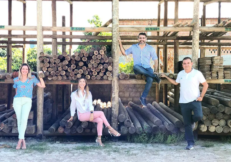Este colunista, com as arquitetas MARINA MAYA+LARISSA LANVERLY visitando OTÁVIO TAVARES FILHO na sede da Amaru Sustentabilidade - empresa referência em construções ecológicas com eucalipto perfilado e pinus tratado em autoclave