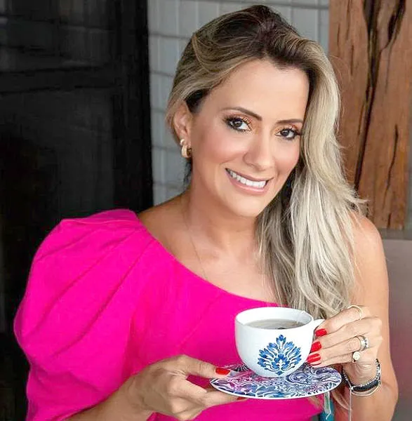 Com seu délicatesse ímpar, a arquiteta+empresária+influencer FERNANDA RÊGO encara um five o’clock tea