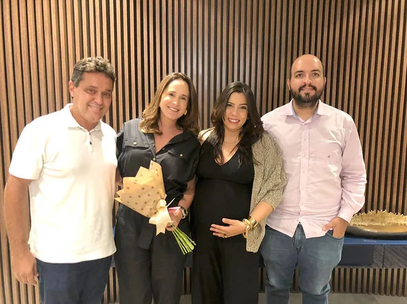 Rodeada dos big shots da SCA, MARCOS COSTA+THAYSA ALMEIDA e do husband AFRÂNIO, a arquiteta CHRIS OITICICA VERGETI ganhou coro de parabéns pela virada no calendário - que acontece hoje