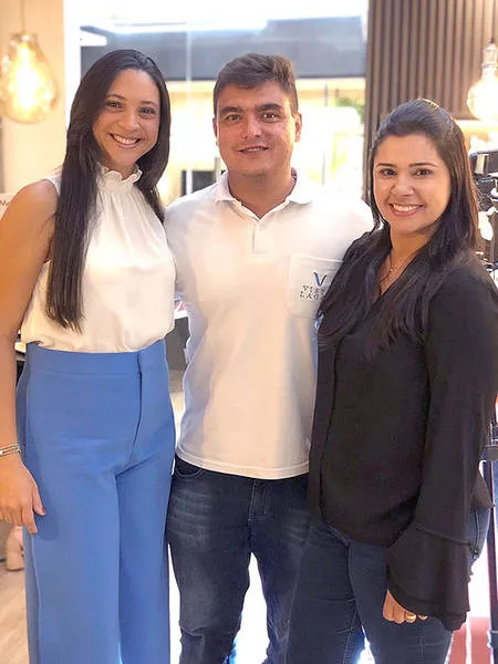 Em noite gourmet, AMANDA VILELA trocou figurinhas com o casal de empreendedores LUIZ TABOADA+MARI ABDALA