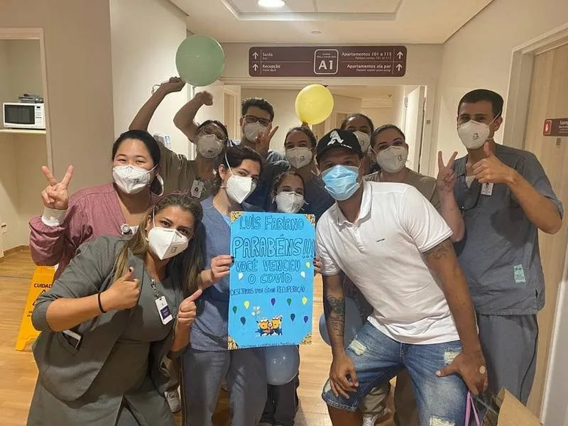 Luis Fabiano ao lado da equipe médica que cuidou dele em hospital de São Paulo