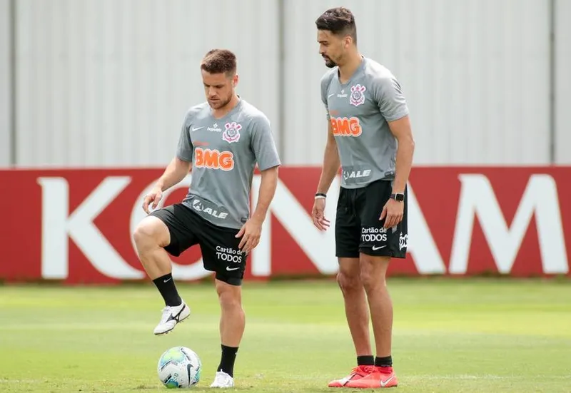 Ramiro e Léo Santos são dois dos dez jogadores infectados pela Covid-19 no Corinthians