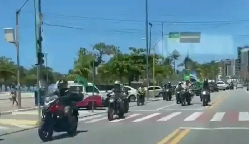Motos e carros saíram em grupos pela orla da capital para protestar contra isolamento