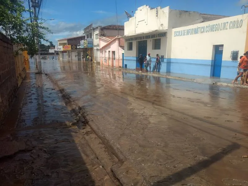 Imagem ilustrativa da imagem DEFESA CIVIL EMITE NOVOS ALERTAS DE CHUVAS FORTES EM MACEIÓ
