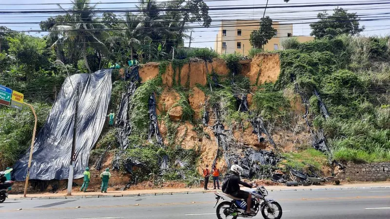 Imagem ilustrativa da imagem DEFESA CIVIL INSTALA LONAS EM ÁREAS DE RISCO DE MACEIÓ