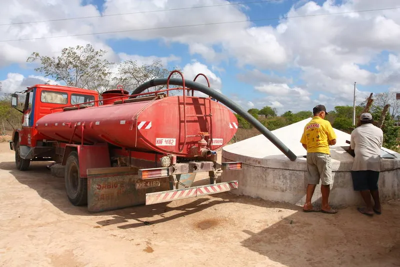 Sertanejos sofrem com a falta d´água nos municípios; Operação Pipa está parada por falta de verba para financiamento