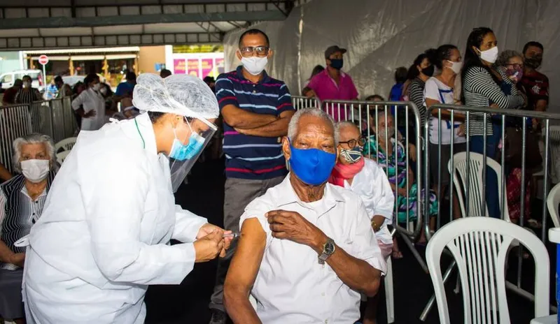 Imagem ilustrativa da imagem EM 24H, CERCA DE DOIS MIL IDOSOS FORAM VACINADOS EM MACEIÓ