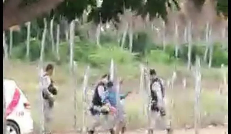 Imagens que têm circulado mostram dois jovens sendo agredidos por policiais militares