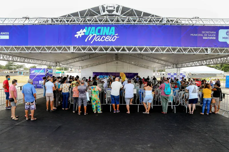 Idosos de Maceió fazem filas para se vacinar em um dos pontos montados na cidade