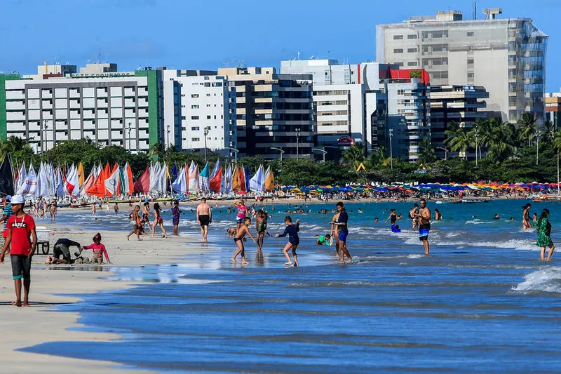 No fim de semana, as praias de Maceió ficaram lotada, apesar de decreto do governo