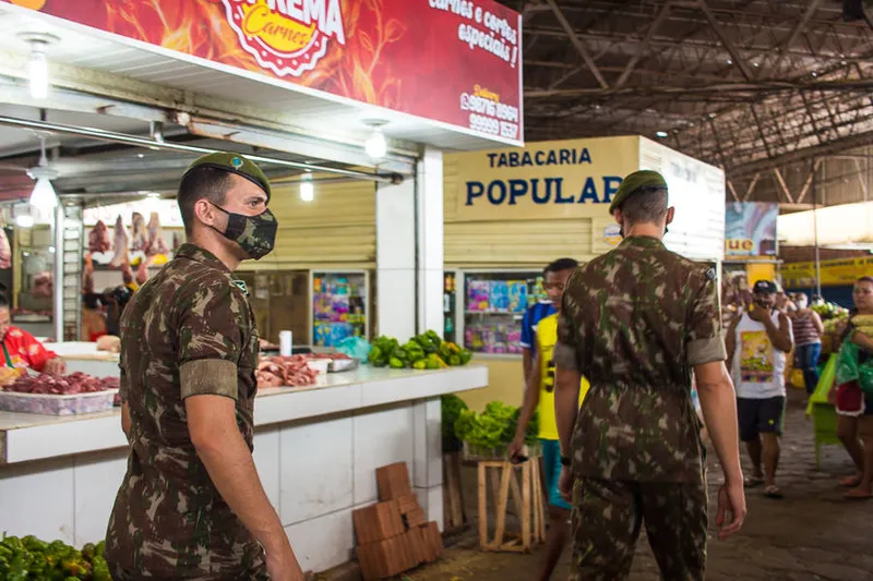 Imagem ilustrativa da imagem EXÉRCITO VISTORIA MERCADO PARA DEFINIR ESQUEMA DE HIGIENIZAÇÃO