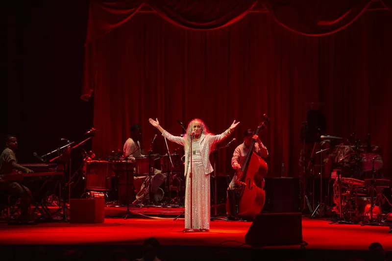 *ARQUIVO* SAO PAULO, SP, BRASIL 02.08.2019 Show "Claros Breus", da cantora Maria BethÃ¢nia, no Credicard Hall. (Foto: Mathilde Missioneiro/Folhapress)