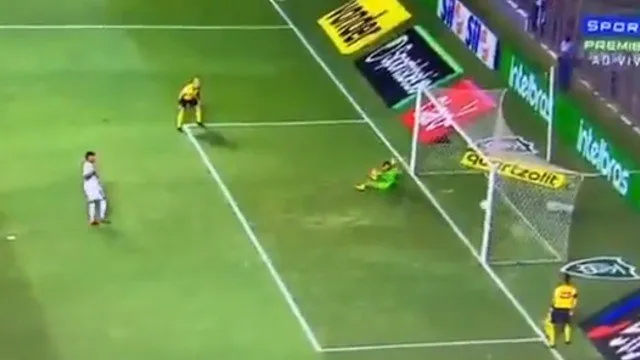 Lance que gerou a polêmica: na cobrança de pênalti do Ferroviário, a bola entrou e o árbitro não validou o gol