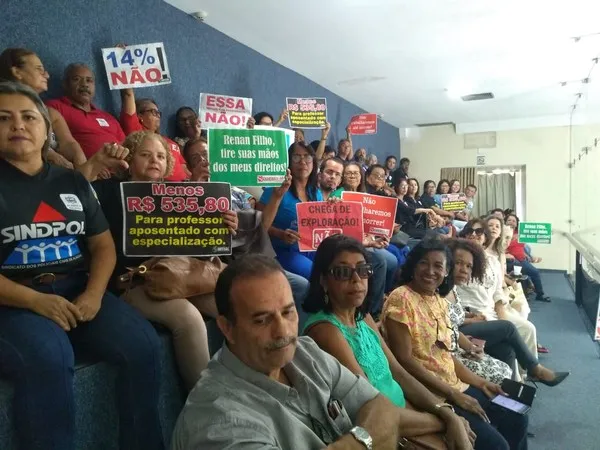 Registro de protesto dos servidores estaduais quando a ALE votou o desconto de 14%