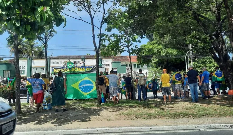 Apinhados no canteiro da avenida Fernandes Lima, manifestantes relembraram data