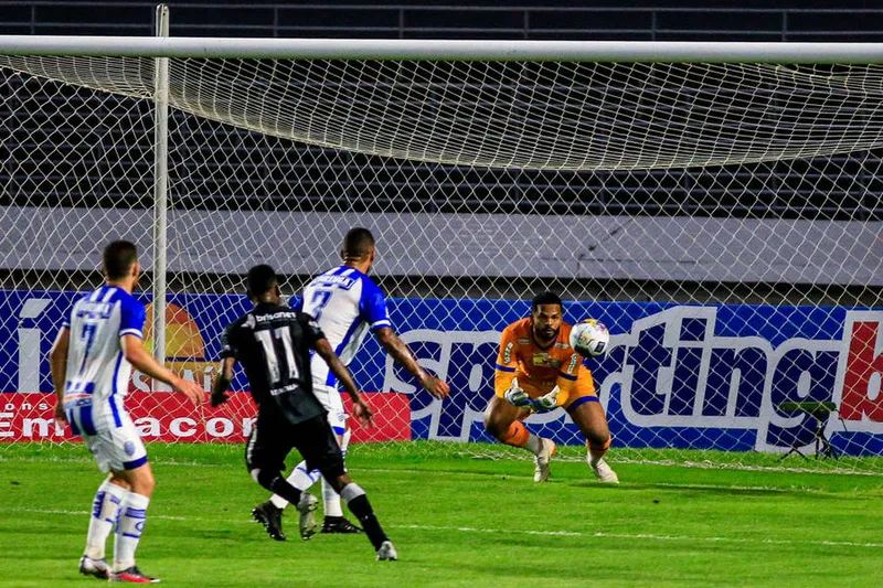 Maceió, 28 de fevereiro de 2021
Lance do jogo entre CSA e Treze. Partida válida pela fase de grupos da Copa do Nordeste  realizada no Estádio Rei Pelé em Maceió. Alagoas – Brasil.
Foto: Ailton Cruz