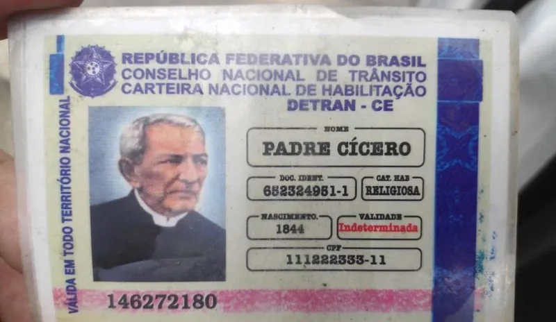 Idoso tinha Carteira Nacional de Habilitação com imagens de Padre Cícero e Frei Damião