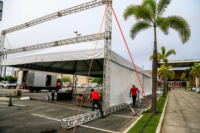 Tendas são montadas no estacionamento do Shopping Pátio Maceió para imunização
