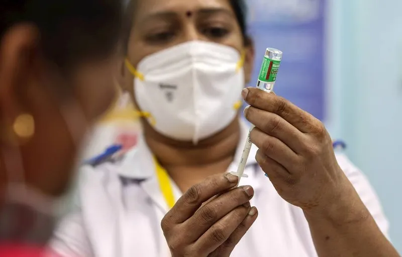 As doses desenvolvidas pela Universidade de Oxford e a AstraZeneca estão sendo fabricadas no Instituto Serum