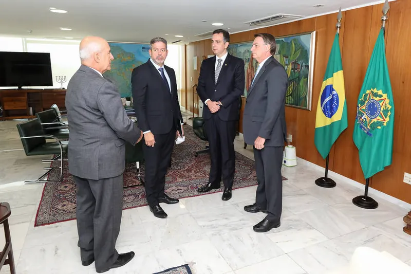 Jair Bolsonaro se reuniu com os dois presidentes - da Câmara e do Senado - no Palácio