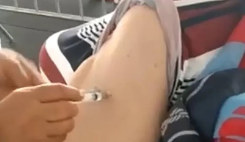 Aplicação da vacina foi filmada pela acompanhante da idosa, que percebeu a falha
