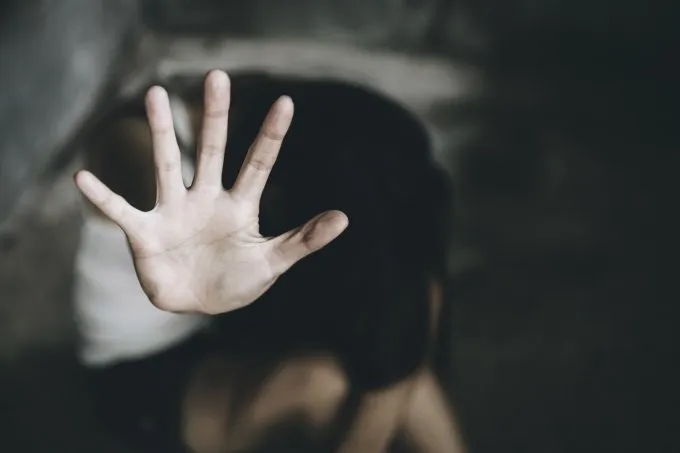 Segundo relato policial, as vítimas foram abordadas por três criminosos, que cometeram o crime e fugiram