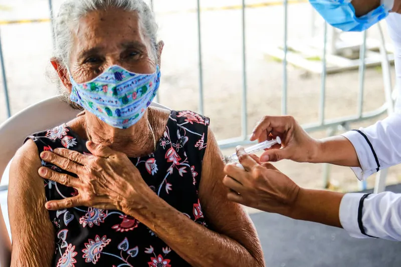 Nesta segunda-feira (22), o município deu prosseguimento à campanha, vacinando idosos de 71 anos, nos seis postos