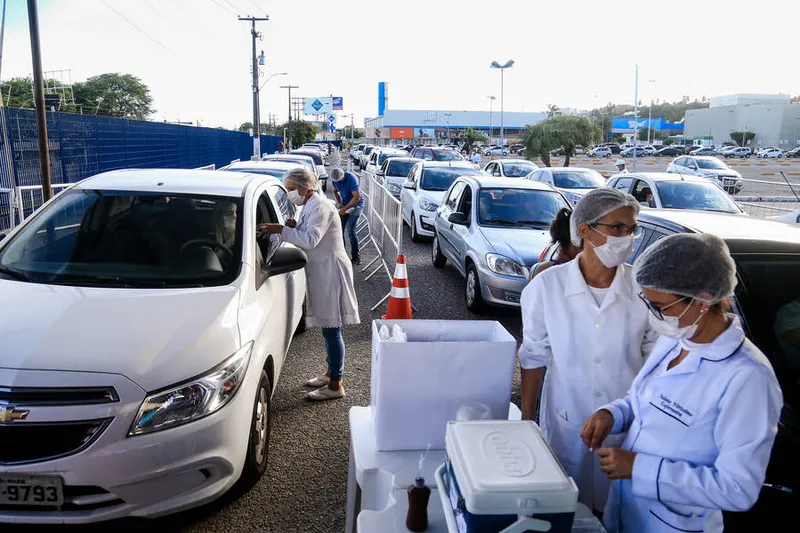 Vacinação avança em ritmo lento em praticamente todas as cidades pelo Brasil afora
